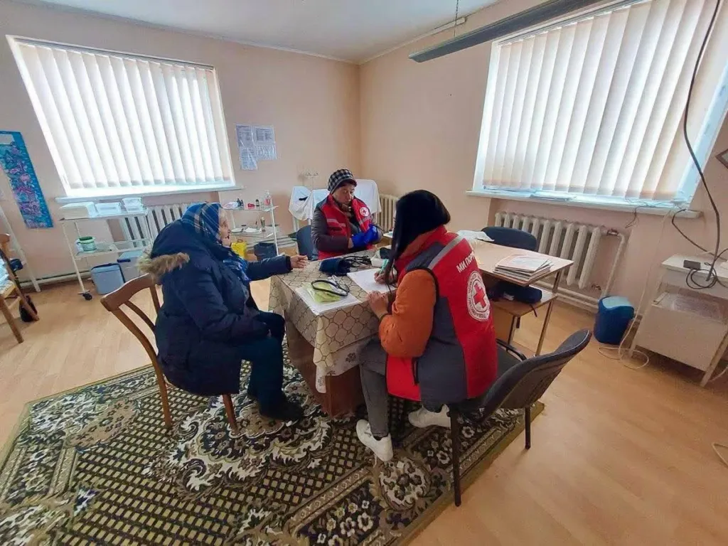 Волонтери Червоного Хреста допомагають людям у кабінеті