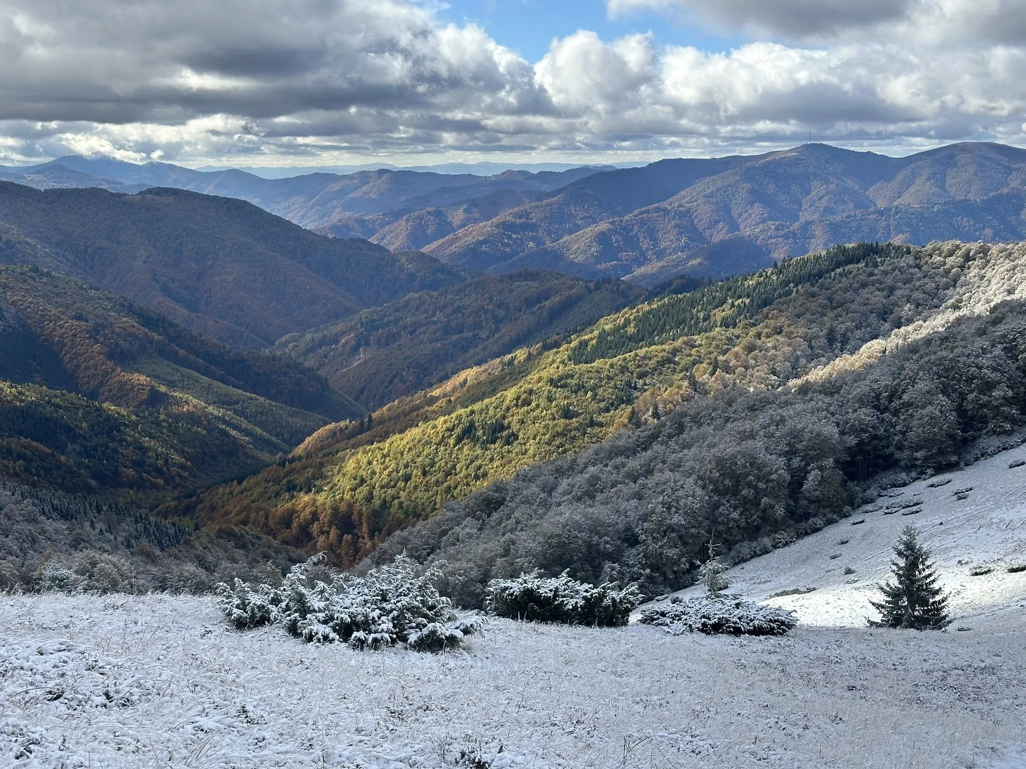 Засніжені Карпати восени під хмарним небом