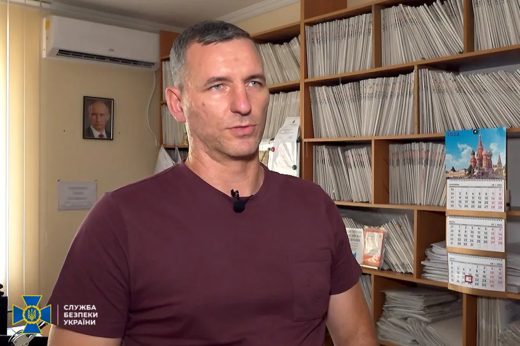 Чоловік у кабінеті з документами СБУ України