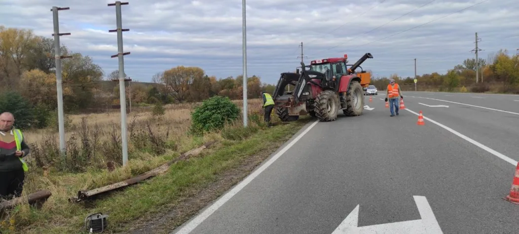 Дорожні роботи з трактором на сільській трасі