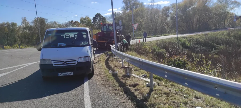 Ремонт дороги біля траси з вантажівкою та робітниками
