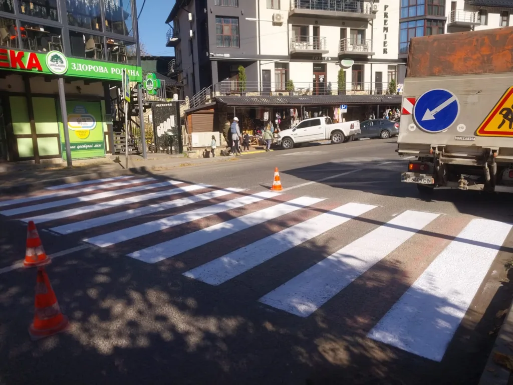 Нове пішохідне перехрестя на міській вулиці