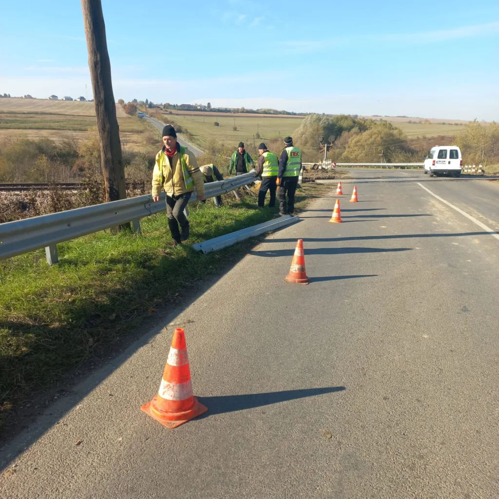 Робітники ремонтують дорожнє огородження біля траси