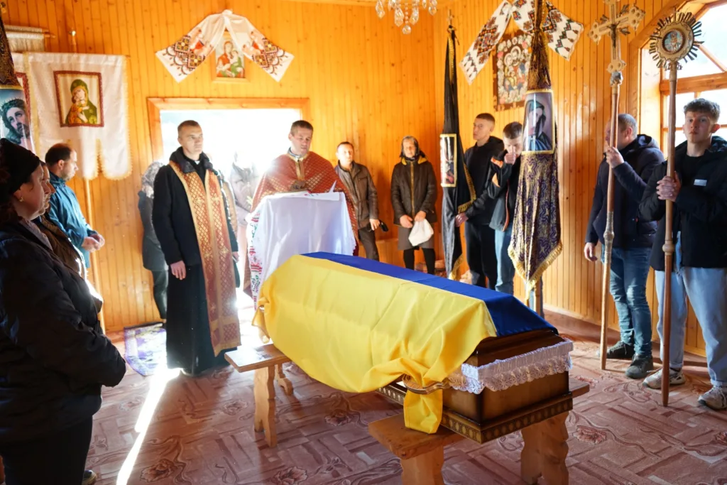 Прощання з воїном у церкві під прапором України