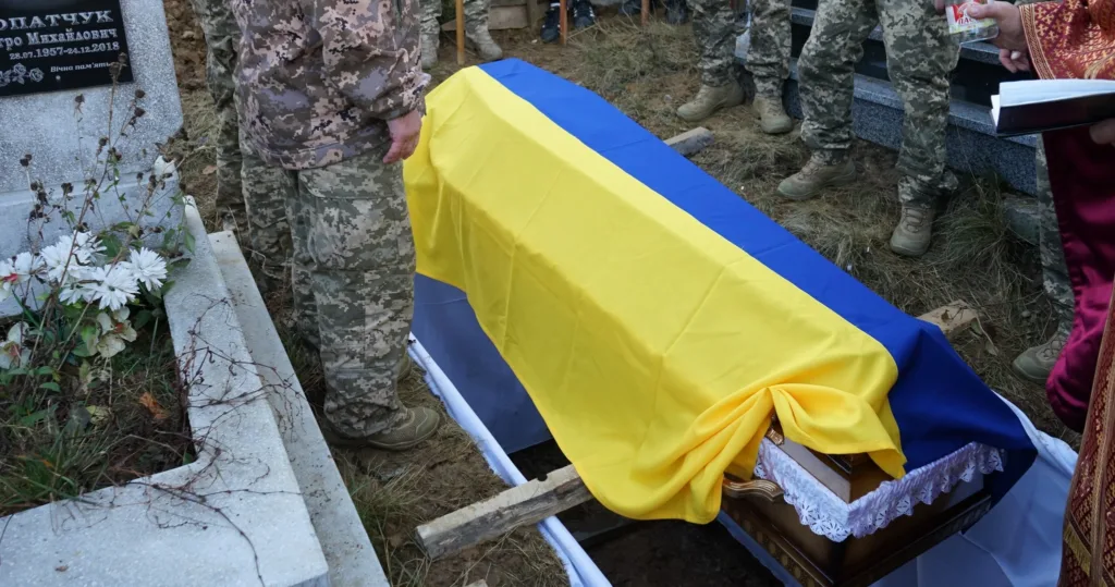Військовий похорон із прапором України