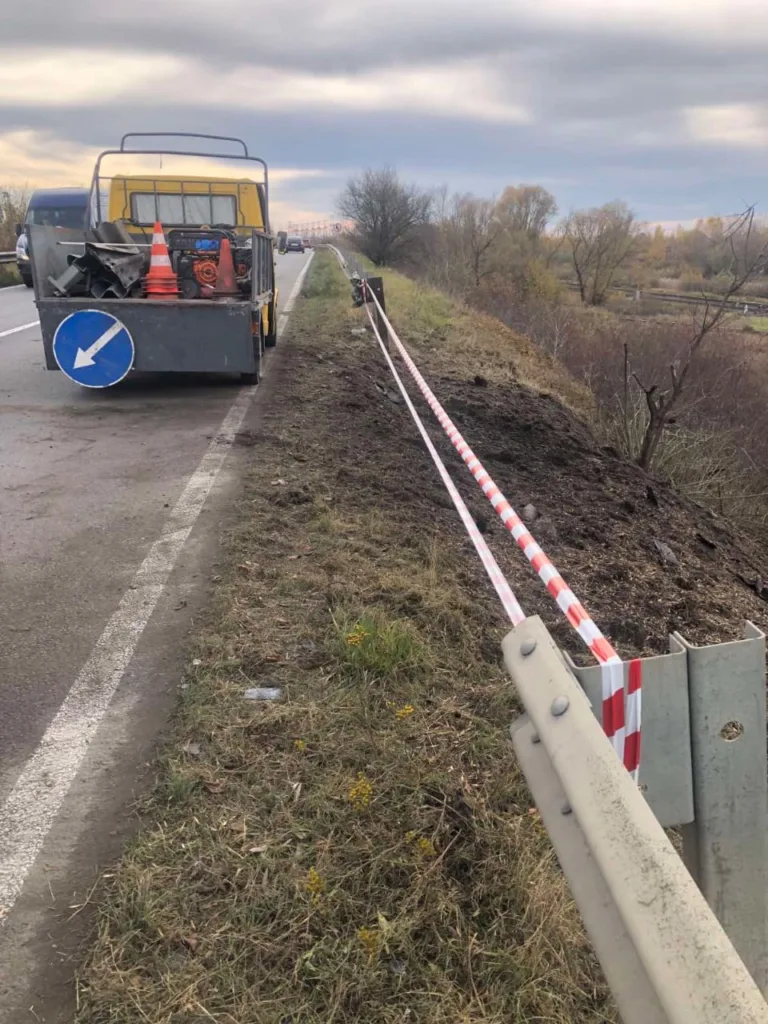 Ремонт узбіччя дороги з попереджувальною стрічкою