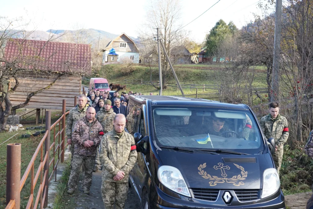 Військові проводжають полеглого героя у гірському селі