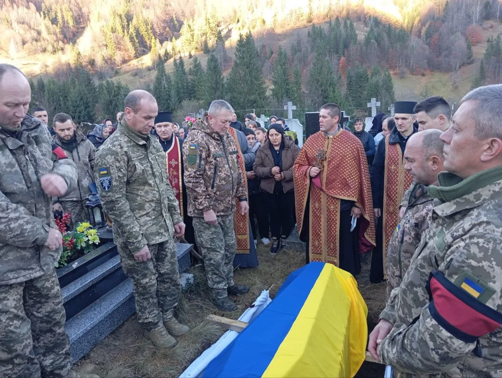 Військові прощаються з героєм під українським прапором