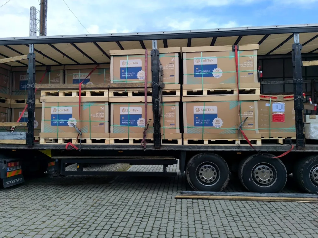 Вантажівка з коробками сонячних панелей SoliTek