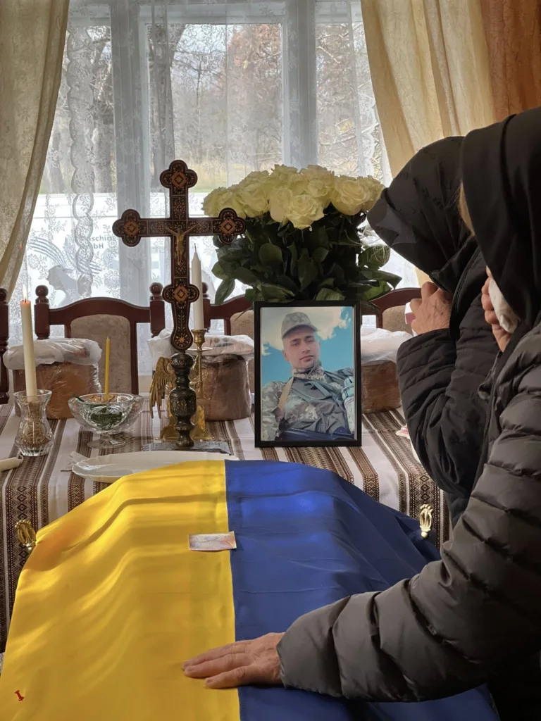 Прощання з українським солдатом під прапором України