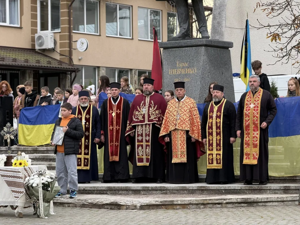 Священики та люди біля пам'ятника Тарасу Шевченку