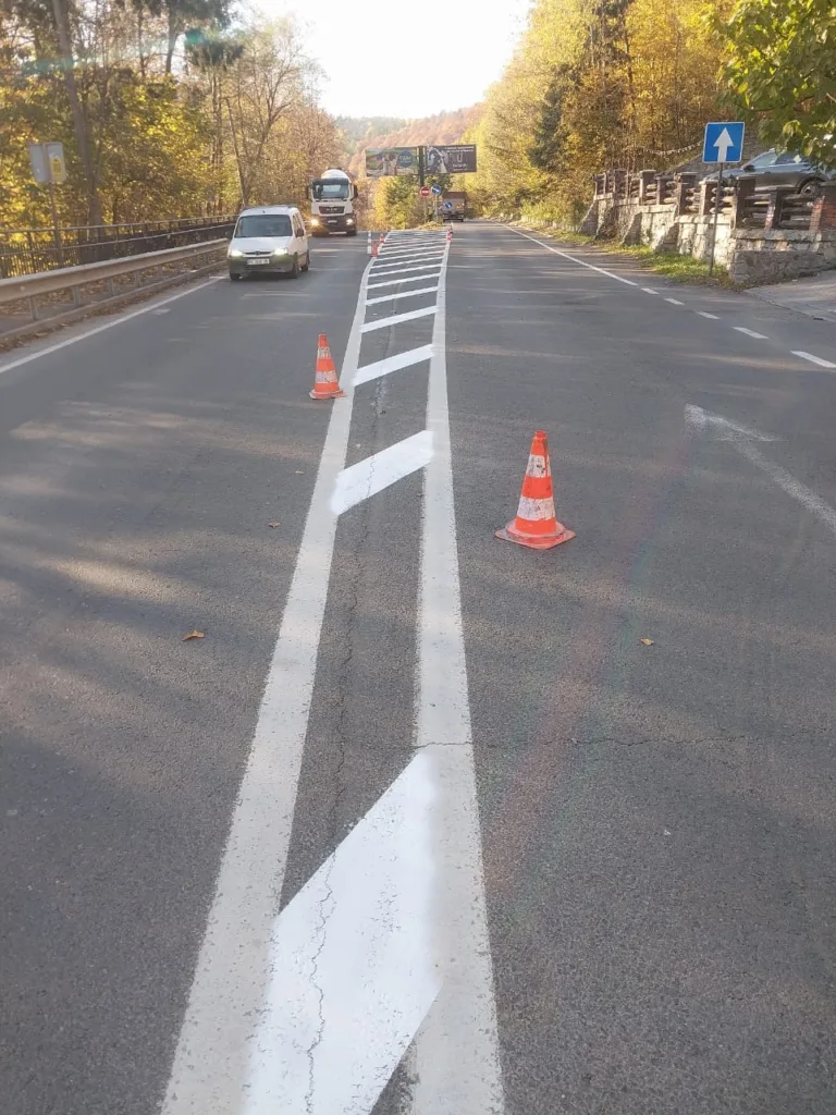 Дорожня розмітка з конусами на трасі