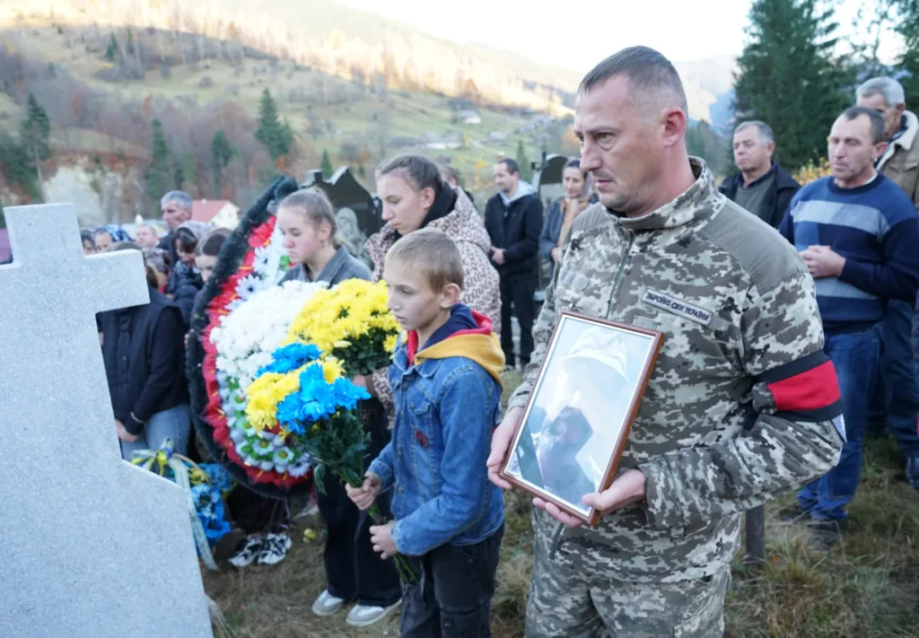 Похорон українського військового з квітами та скорботою