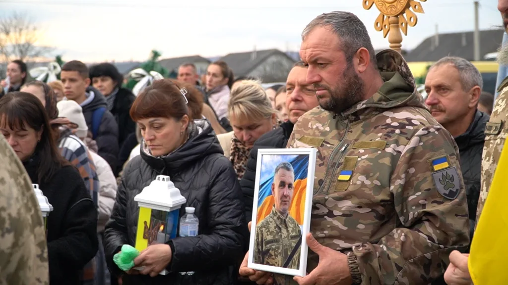 Люди вшановують загиблого українського військового