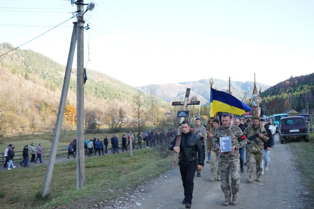 Процесія з прапором України у гірському селі
