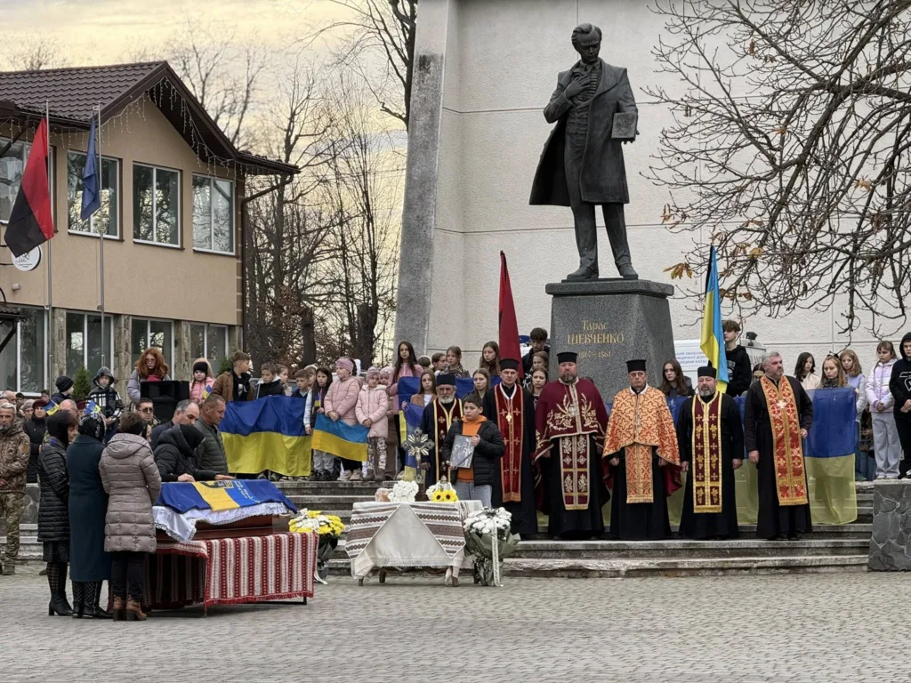 Прощання з воїном біля пам’ятника Тарасу Шевченку