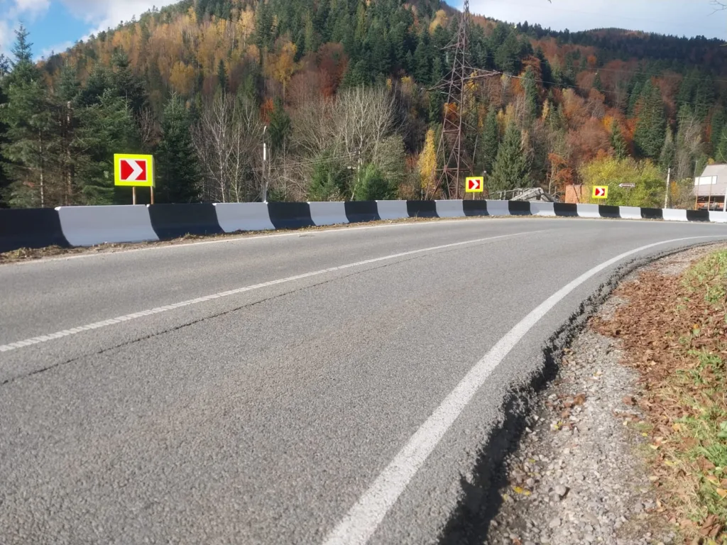 Гірська дорога з поворотом і осіннім лісом