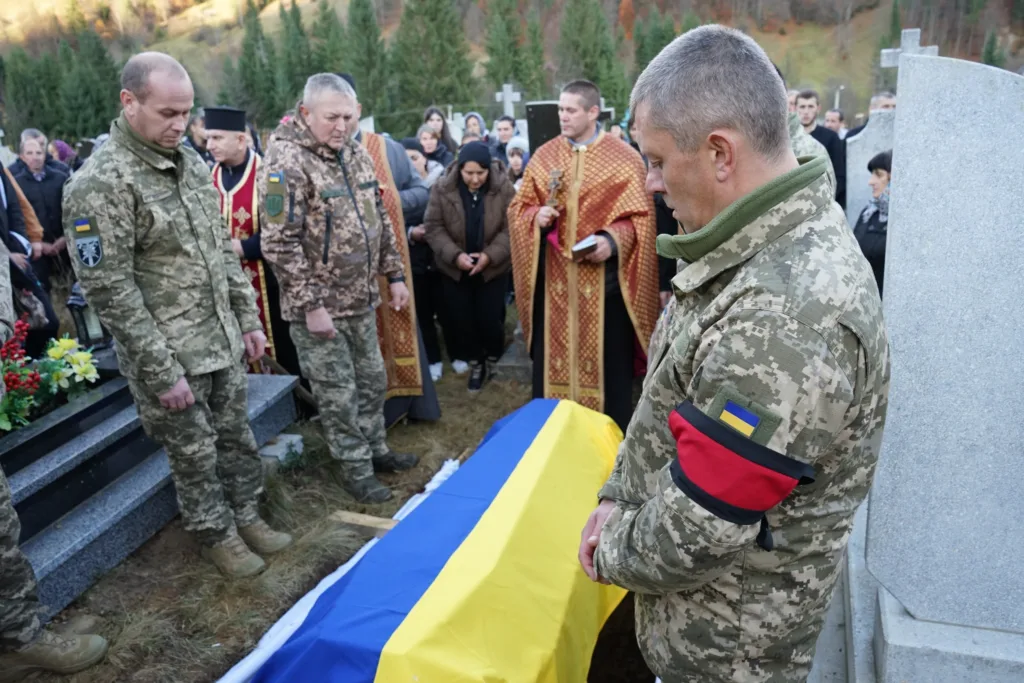 Поховання українського військового з прапором України