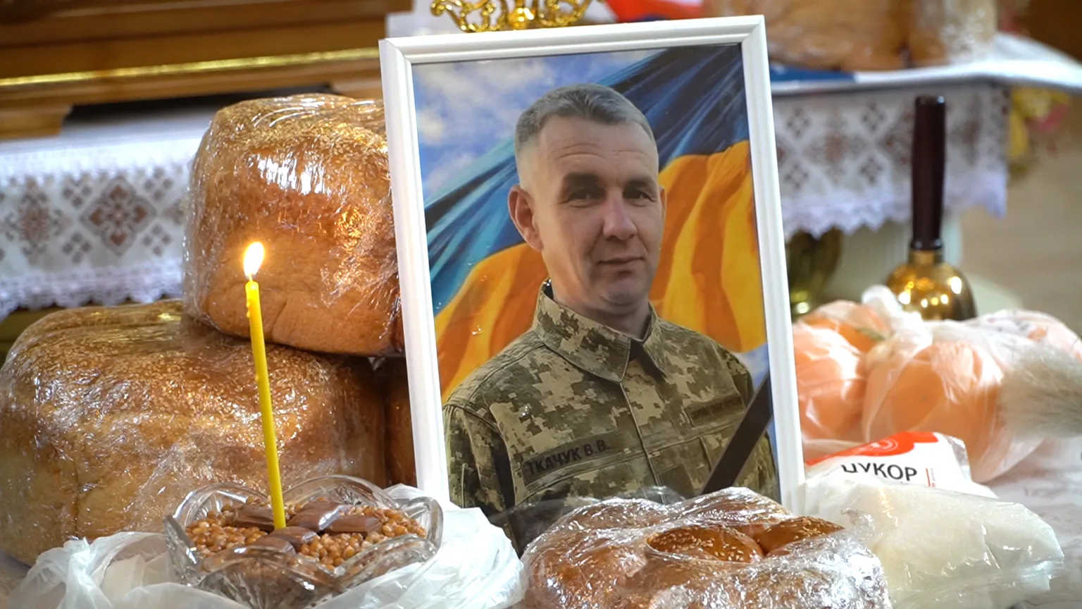 Фотографія військового з хлібом і свічкою