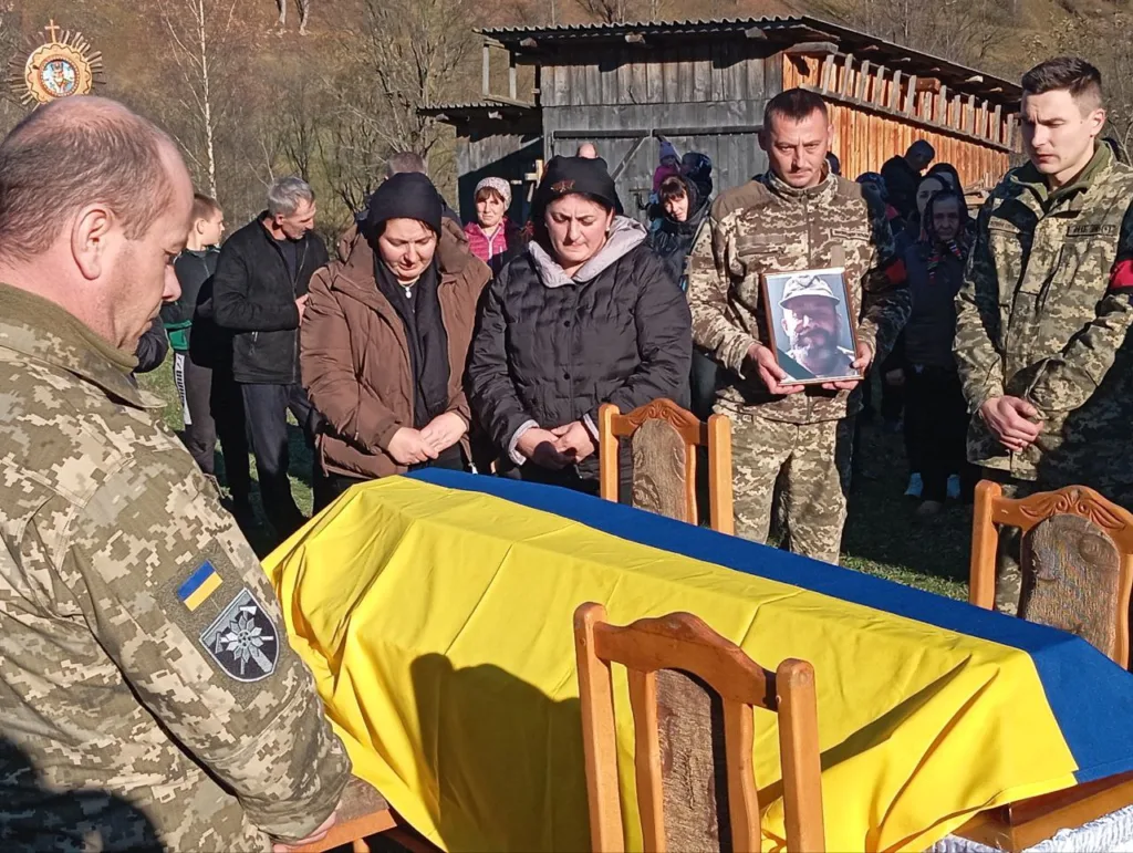 Прощання з військовим, труна під українським прапором