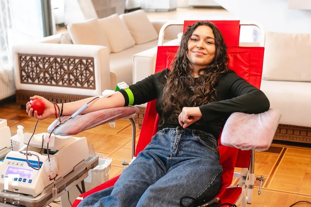 Жінка здає кров у донорському центрі