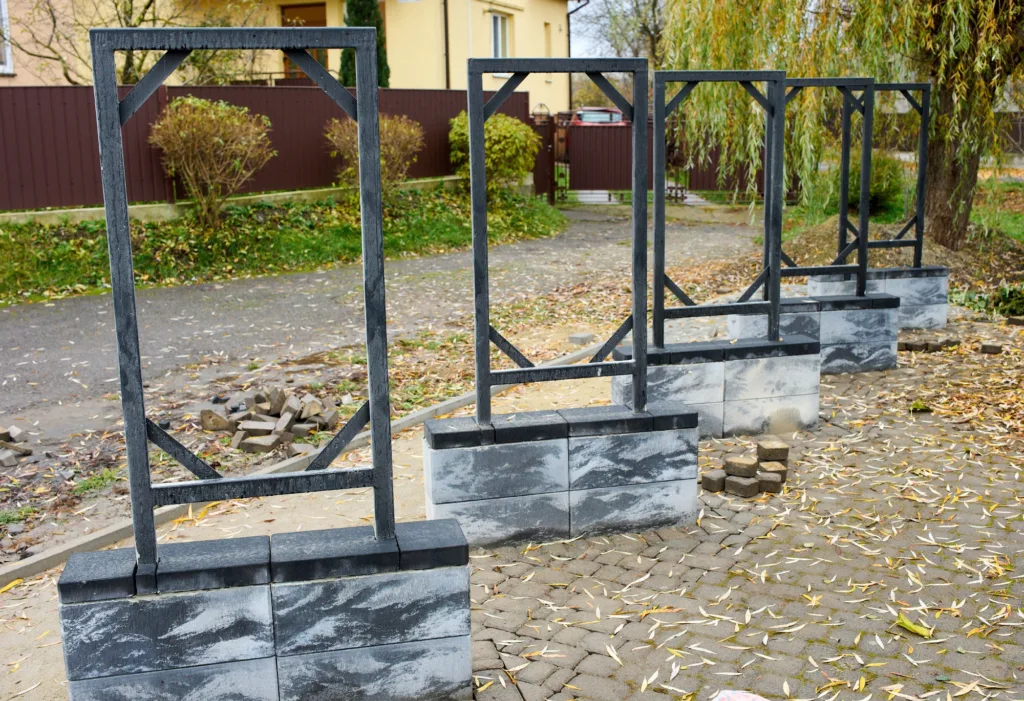 Будівництво паркану з бетонних блоків і металу