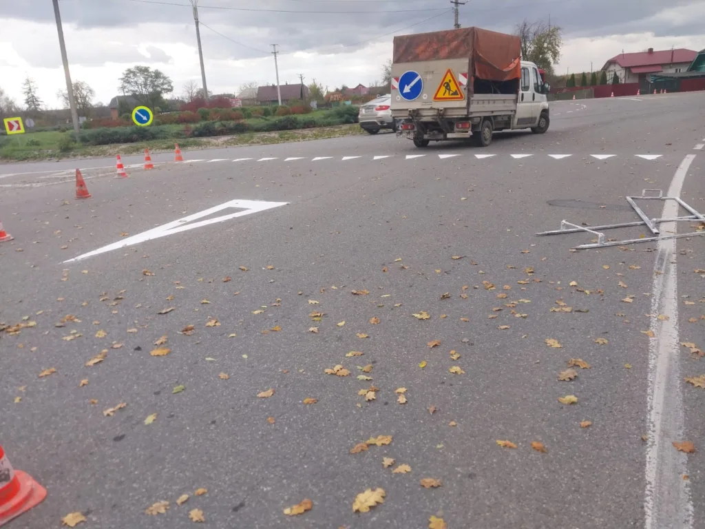 Нанесення дорожньої розмітки на перехресті