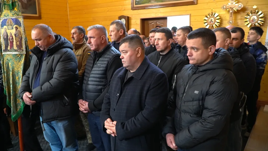 Люди моляться в церкві під час служби