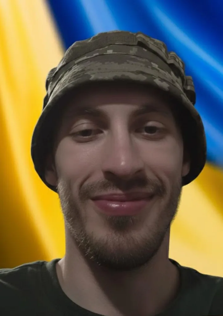 Український військовий на тлі прапора України