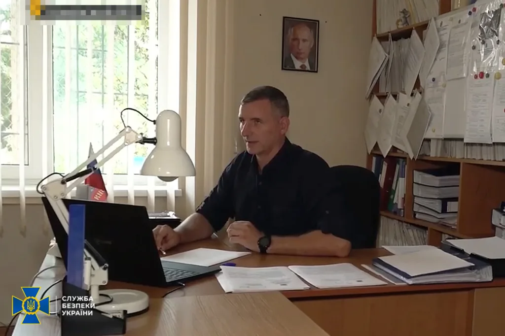 Чоловік працює за комп’ютером в офісі