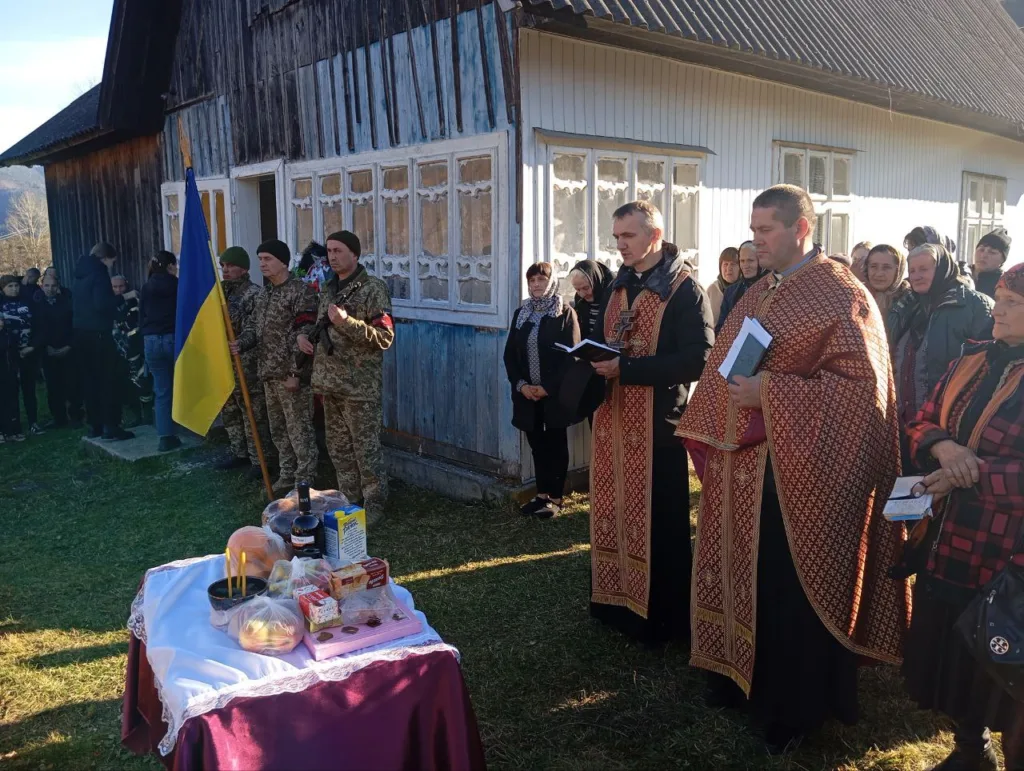 Молитва біля церкви з військовими та священниками