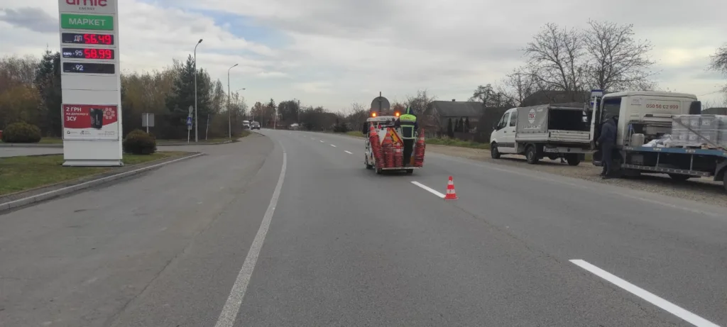 Нанесення розмітки на дорозі біля заправки