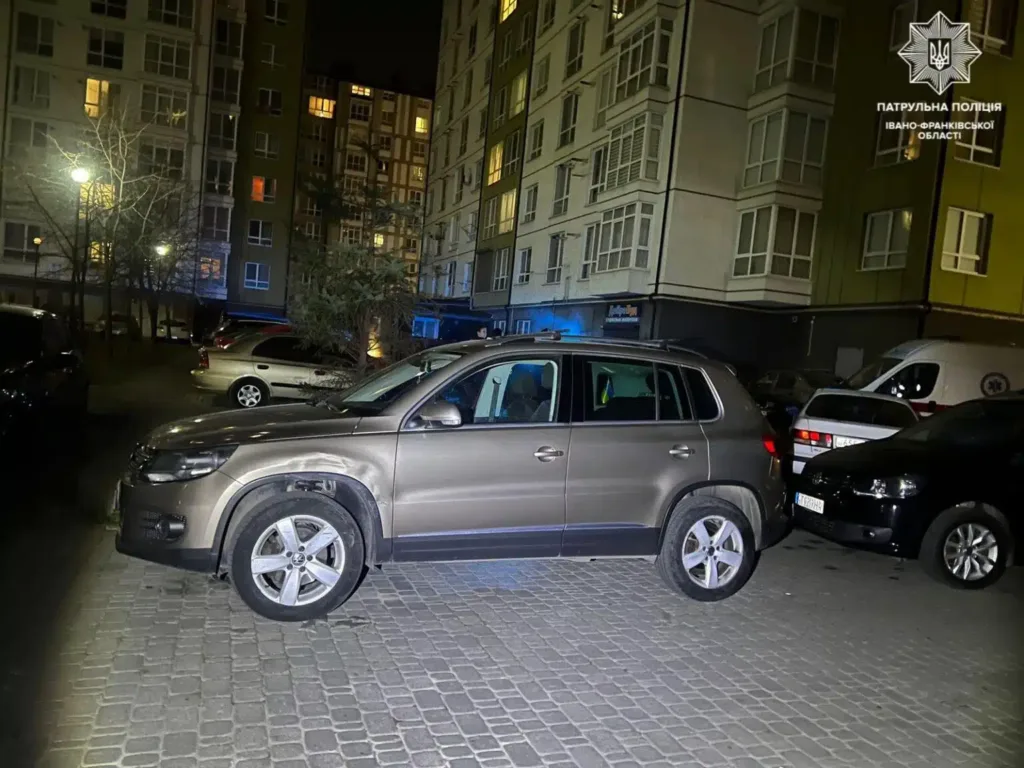 Автомобіль припаркований біля житлового будинку вночі