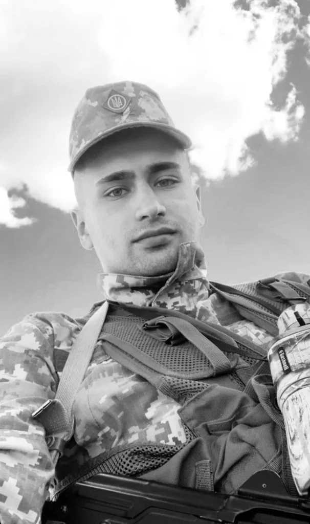 Військовий у камуфляжі дивиться в камеру