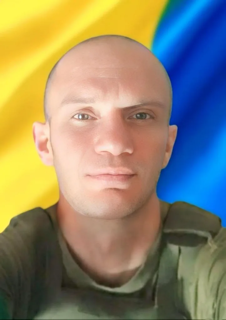 Військовий на тлі прапора України