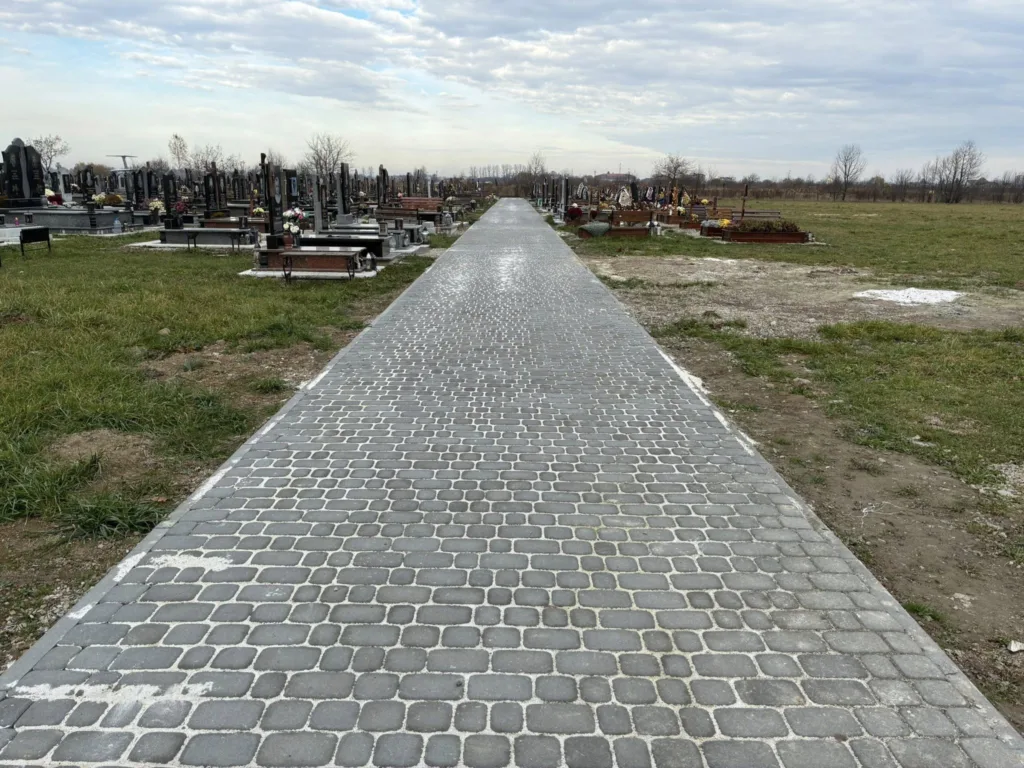 Доріжка на цвинтарі серед могил і трави