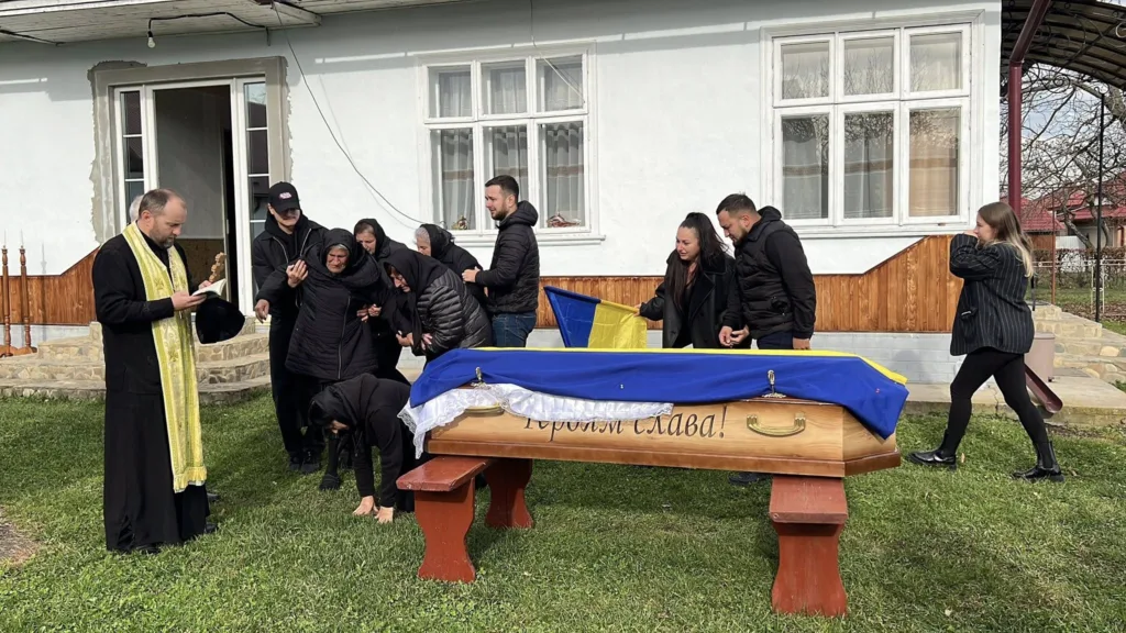 Похорон з українським прапором і священником