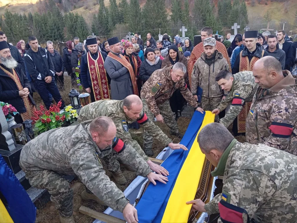 Військові проводжають побратима з українським прапором