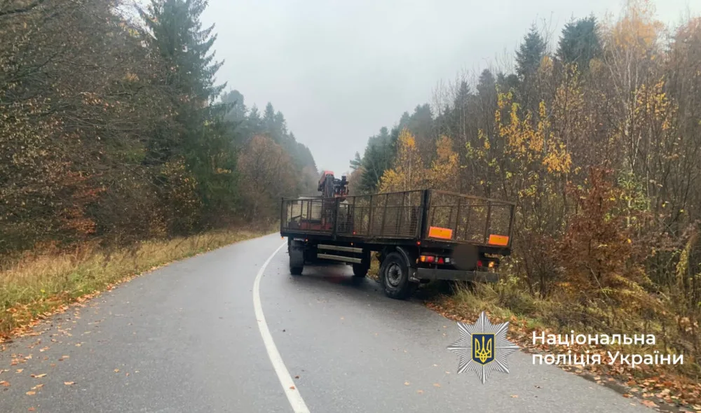 Вантажівка на лісовій дорозі восени