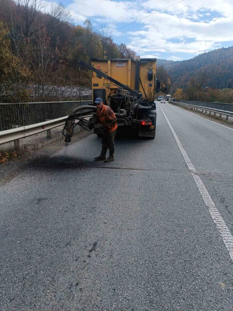 Ремонт дороги в горах восени