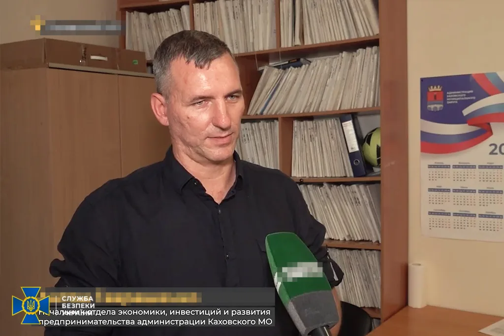 Чоловік дає інтерв'ю в офісі з документами