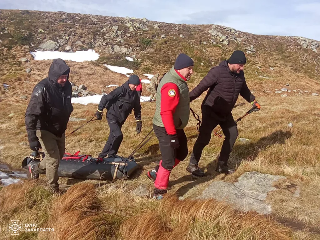 Рятувальники несуть постраждалого в горах