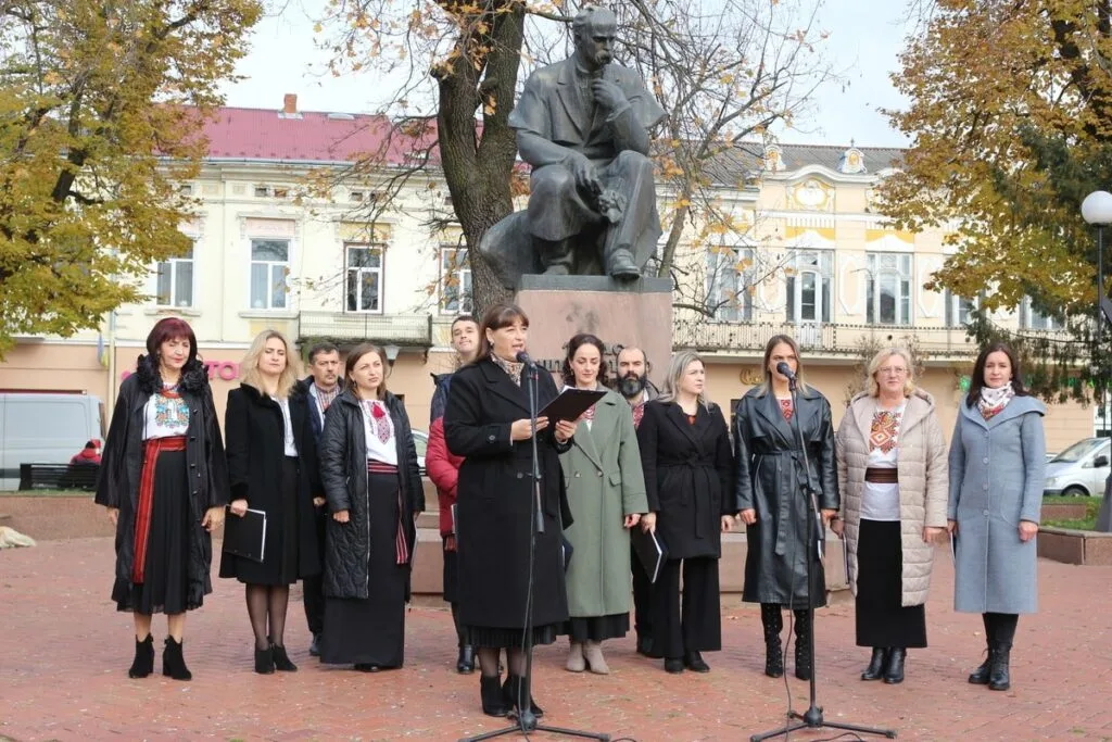 Люди на урочистому заході біля пам'ятника Шевченку