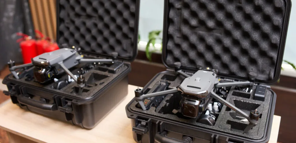 Два дрони в захисних кейсах на столі