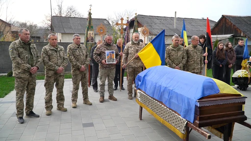 Похорон військового з прапором України