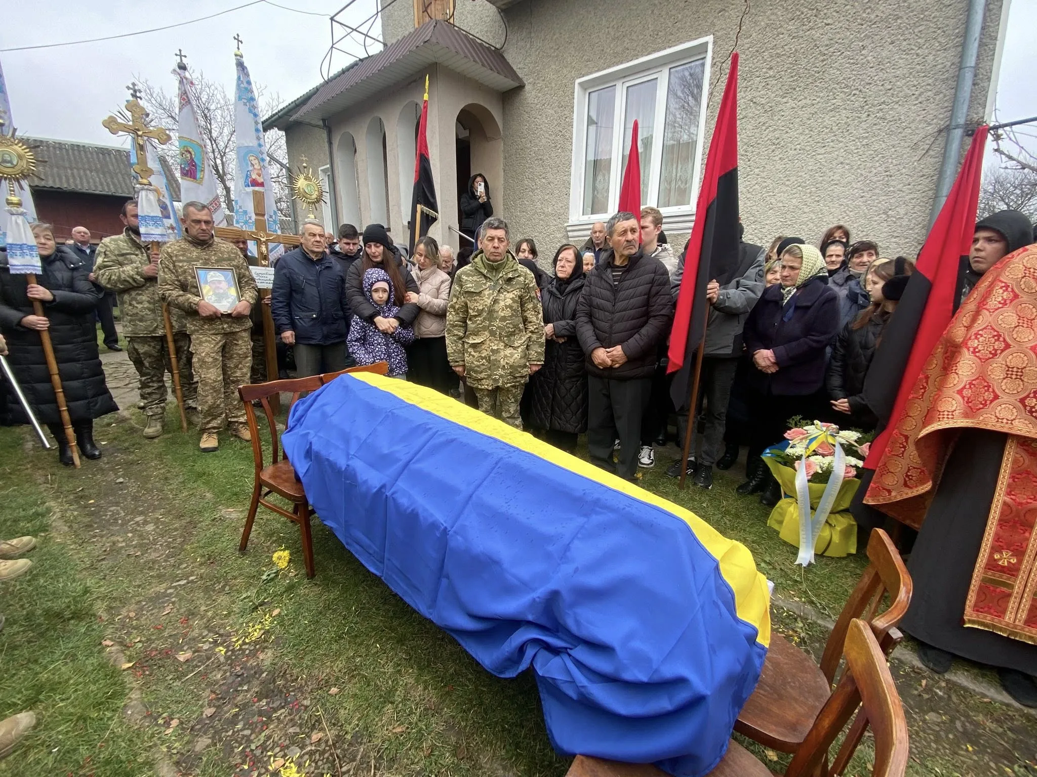 Похорон військового з труною, накритою прапором України