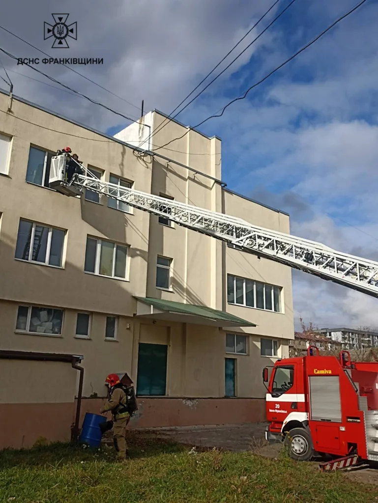 Пожежники працюють біля будівлі з автодрабиною