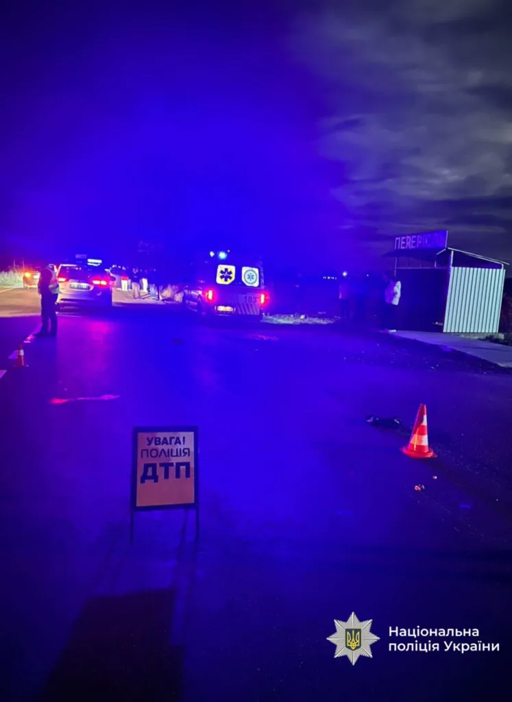 Нічна ДТП, поліція та швидка допомога на місці