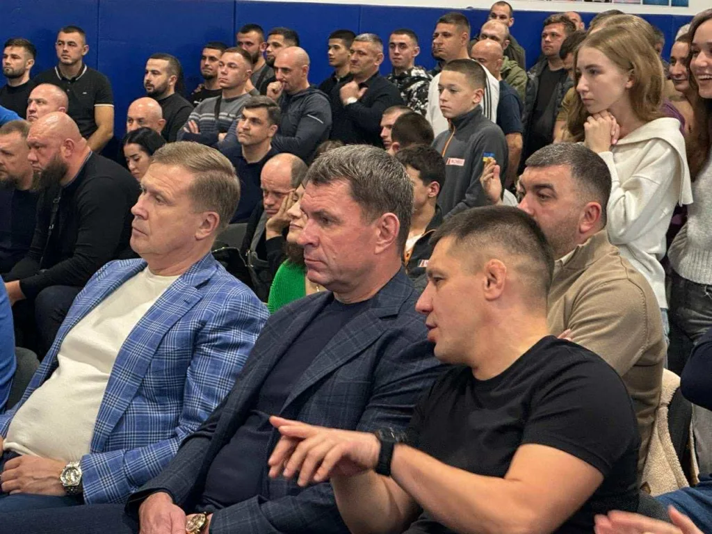 Люди на публічному заході уважно слухають виступ