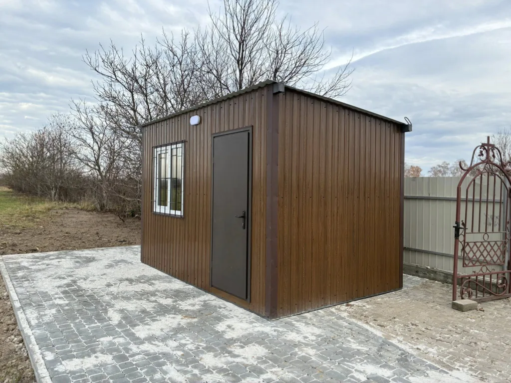 Коричневий металевий сарай з дверима і вікном